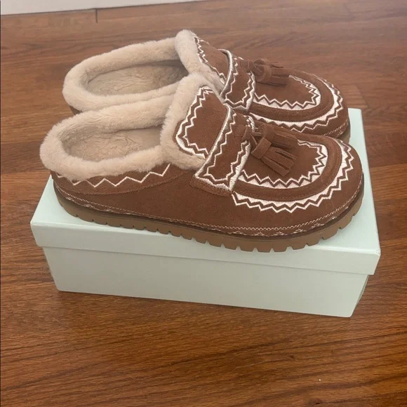 Bibi Lou Moc Contrast Tassel Flats - Picture 2 of 9